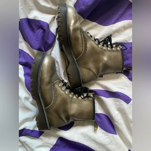 DR. MARTENS VINTAGE MADE IN ENGLAND 8217 LUG SOLE PLATFORM COMBAT HIKER BOOTS - Picture 3 of 6